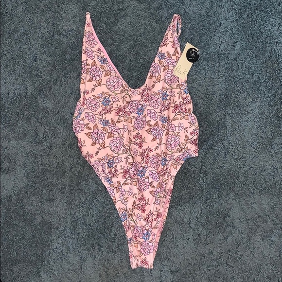 BRAND NEW ONE PIECE - Picture 3 of 6
